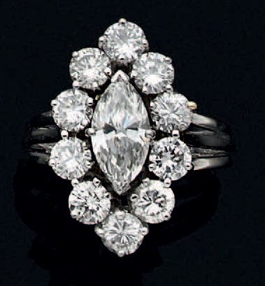 Bague en or gris 750 millièmes ornée au centre...