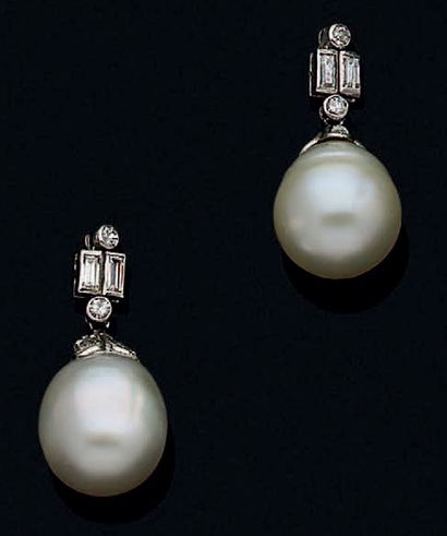 Paire de pendentifs en or gris 750 millièmes,...