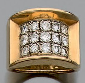 Bague genre chevalière en or jaune 750 millièmes...