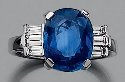 Bague en or gris 750 millièmes ornée au centre...