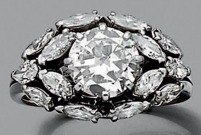 Bague en or gris 750 millièmes ornée au centre...