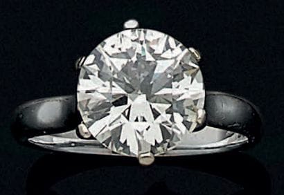 Bague en or gris 750 millièmes ornée au centre...