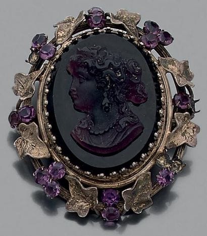 Broche ovale en argent 925 millièmes à décor...