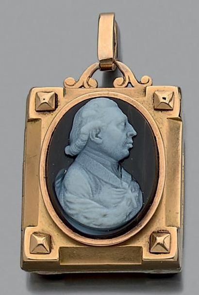 Pendentif formant médaillon ouvrant de forme...