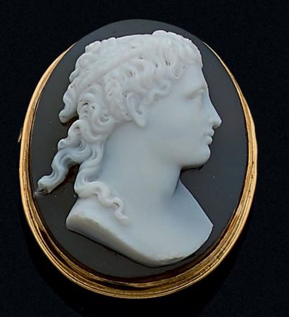 Broche ovale en or jaune 750 millièmes ornée...