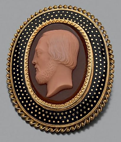 Broche de forme ovale en or jaune 750 millièmes...