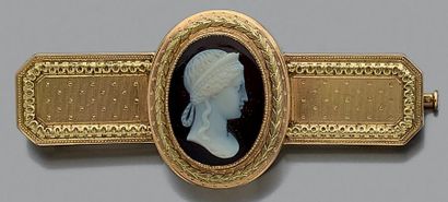 Broche oblongue en or jaune guilloché 750...