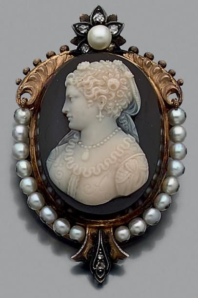 Broche ovale pouvant former pendentif en...