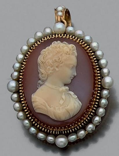 Broche pouvant former pendentif en or jaune...