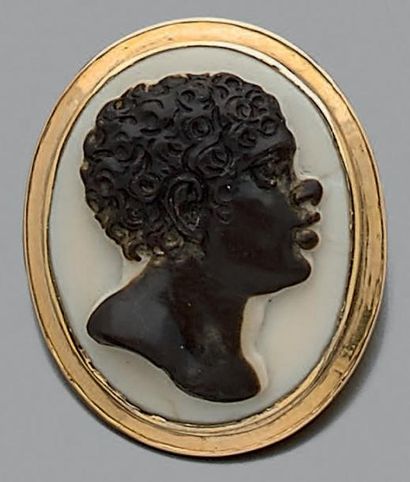 Broche ovale en or jaune 750 millièmes ornée...