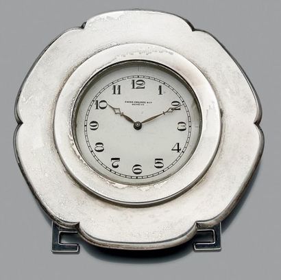 Pendulette en argent. Boîtier stylisé avec...