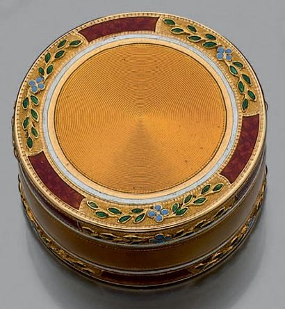 Boîte ronde en or jaune guilloché et émaillé...