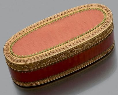 Tabatière de forme ovale en or jaune guilloché,...