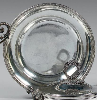 Plat rond en argent uni 950 millièmes, l'aile...