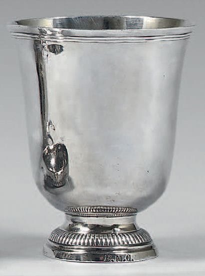 Timbale tulipe en argent uni, posant sur...