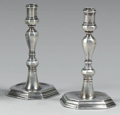 Paire de flambeaux en argent uni, posant...