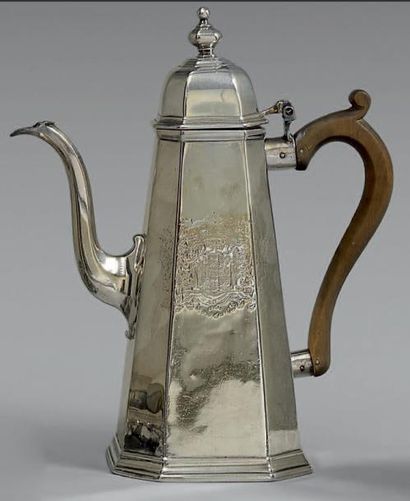 Cafetière en argent uni de section octogonale,...