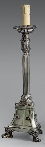 Pique-cierge en bronze argenté monté à l'électricité...