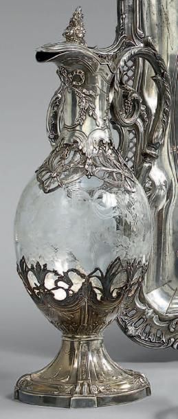 Aiguière en cristal taillé à décor de trophées...