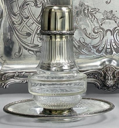 Verre d'eau et son dormant en cristal taillé,...