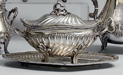 Saucière couverte sur plateau en argent 950...
