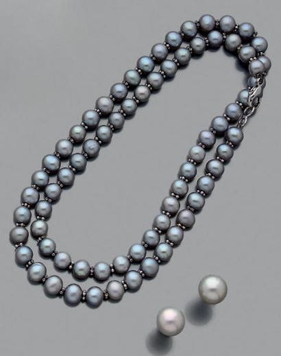 Collier de soixante-et-onze perles de culture...