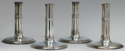 Suite de quatre flambeaux, inspirés du modèle...