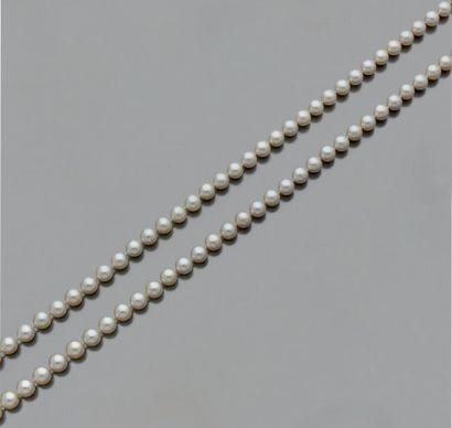 Collier de quatre-vingt-huit perles de culture...