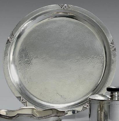 Plat rond en argent martelé 925 millièmes,...