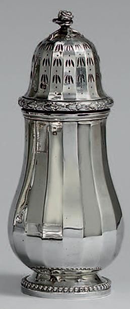 Saupoudreuse en argent 950 millièmes, à pans...