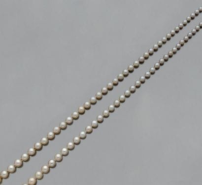 Sautoir de cent-trente-sept perles de culture...