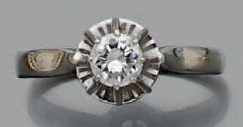 Bague en or gris 750 millièmes sertie d'un...