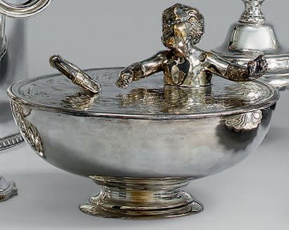 Coupe ronde et couverte en métal argenté...