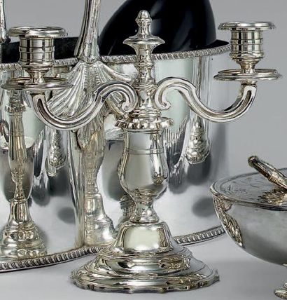 Paire de candélabres bas à deux lumières...