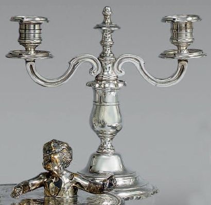 Paire de candélabres bas à deux lumières...