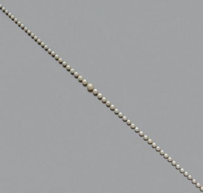 Collier de quatre-vingt-dix-neuf perles de...