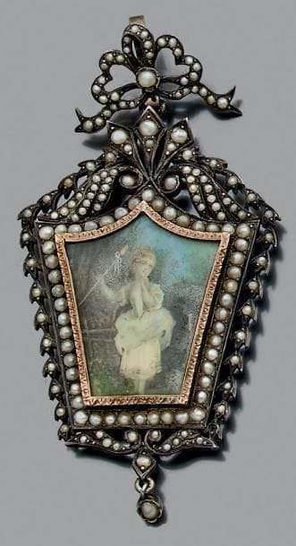 Pendentif formant médaillon ouvrant en argent...