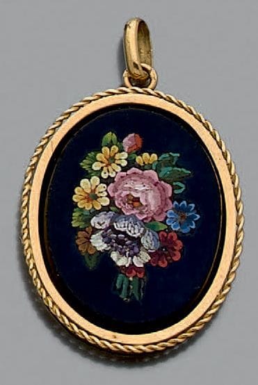 Pendentif orné d'une micro-mosaïque représentant...