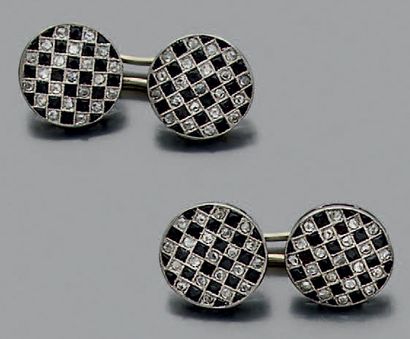Paire de boutons de manchettes de forme ronde...
