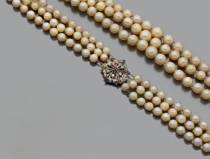 Collier trois rangs de perles de culture...