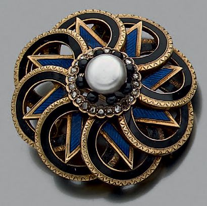 Broche ronde et polylobée à décor d'enroulement...