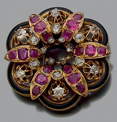 Broche de forme ronde et polylobée en or...
