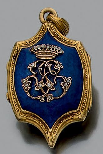 Pendentif formant médaillon ouvrant en forme...