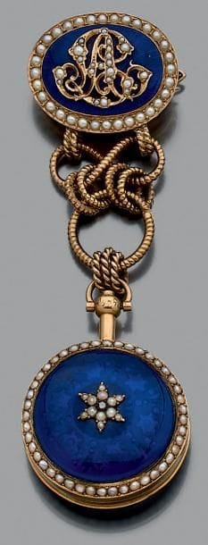 Broche ovale en or jaune 750 millièmes monogrammée...