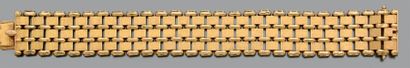 Bracelet large et articulé en or jaune satiné...
