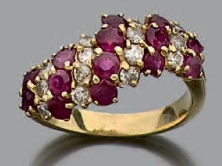Bague en or jaune 750 millièmes ornée d'un...