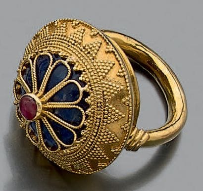 Bague dôme en or jaune 750 millièmes ornée...