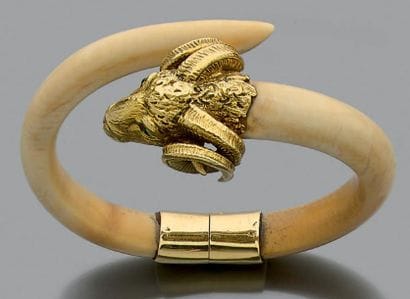Bracelet pivotant en ivoire, l'extrémité...