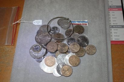 Lot de pièces diverses en argent et méta...