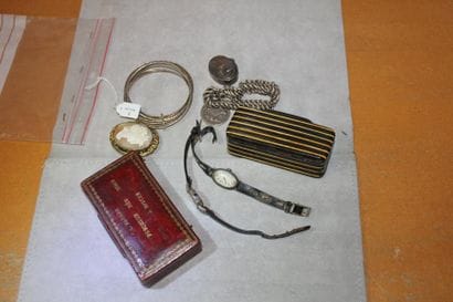 Lot comprenant: boîte rectangulaire en écaille;...